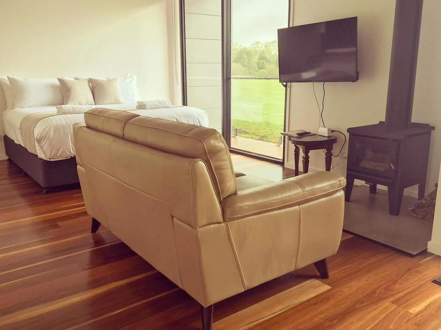 Witta Modern Couples Getaway Bed & Breakfast