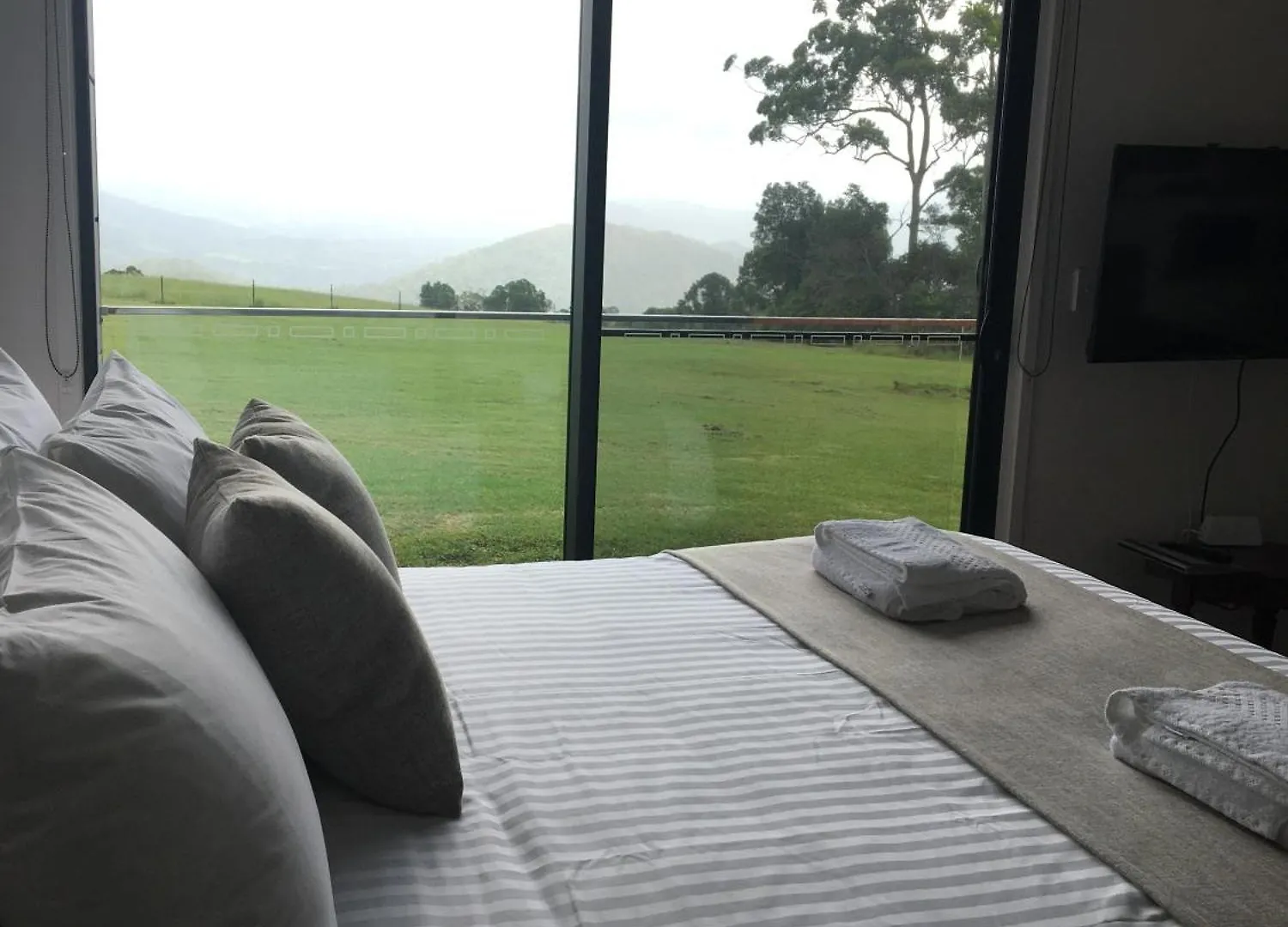 Witta Modern Couples Getaway Bed & Breakfast
